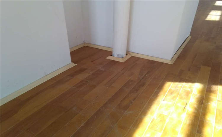 單層龍骨結(jié)構(gòu)風(fēng)雨操場(chǎng)木地板價(jià)格是多錢？