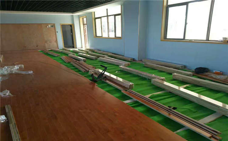 主輔龍骨結(jié)構(gòu)實(shí)木運(yùn)動(dòng)地板造價(jià)是的多少？