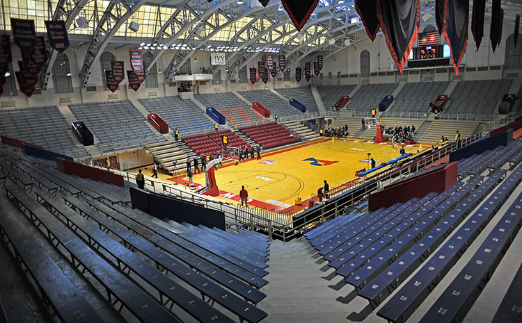 籃球場(chǎng)木地板都這樣了別想著翻新啦