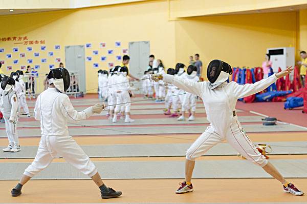 運(yùn)動(dòng)員在擊劍賽事比賽中 運(yùn)動(dòng)員在擊劍賽事比賽中