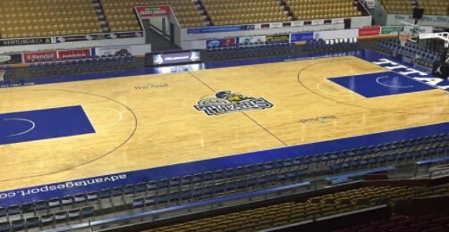 大型籃球賽事，應(yīng)該選擇材質(zhì)的籃球場(chǎng)地板